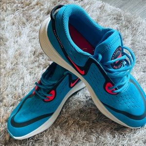 Blue Nike tennis shoes size 6.5